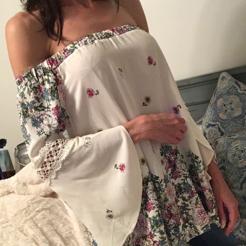 Off the Shoulder Floral Top - Picture 4 of 4